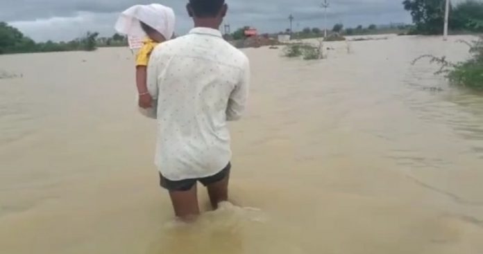 father reached hospital with his son, suffering from fever Chandrapur flood