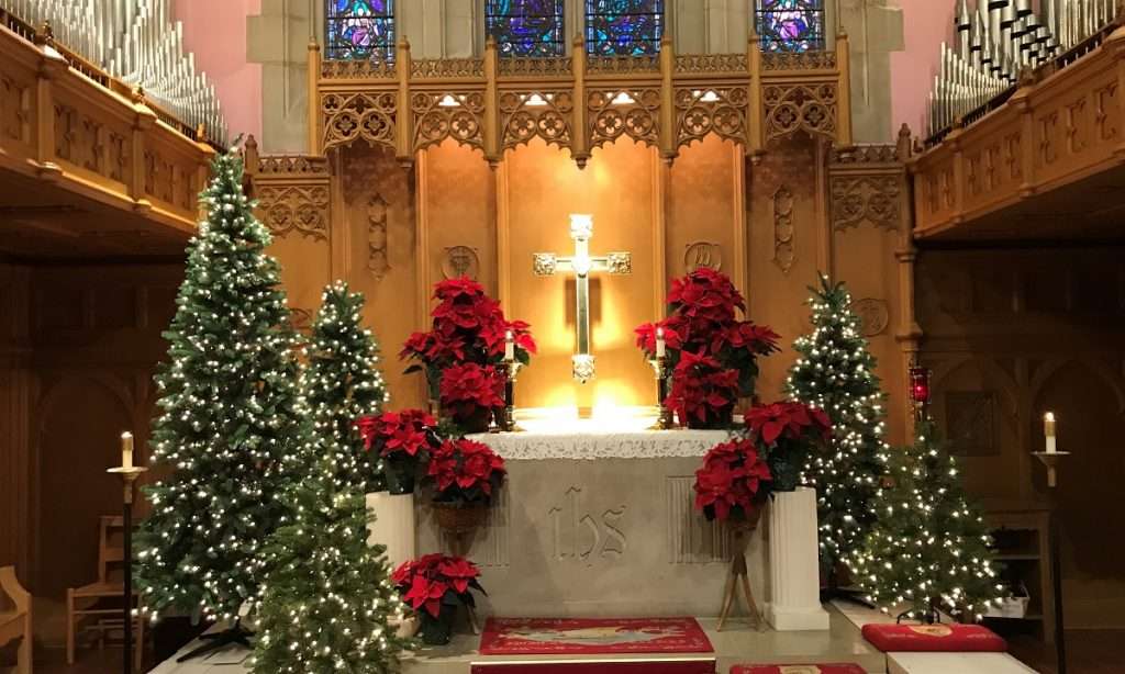 Mary Christmas ख्रिसमसच्या निमित्याने सजले चर्च