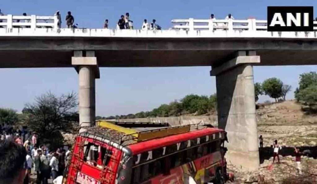Madhya Pradesh मध्ये मोठा अपघात, पुलावरून बस कोसळून १५ जणांचा मृत्यू