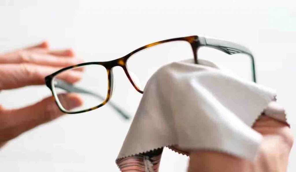 चष्मा सारखा सारखा घाण होतोय ? वापरा ‘या’ टिप्स, दिसेल अगदी स्पष्ट….