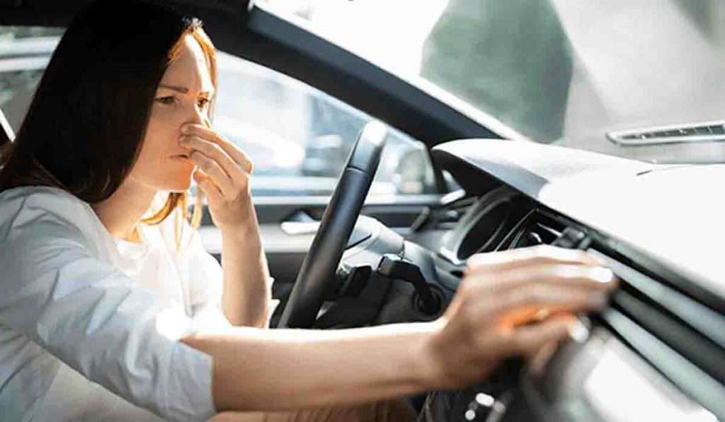 Car Care Tips: गाडी मधून येतोय विशिष्ट प्रकारचा वास?
