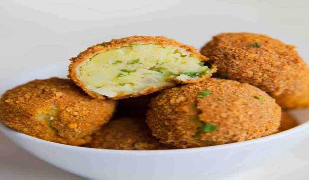 पावसाळ्यात खा ‘हा’ चमचमित पदार्थ, बटाट्यांपासून बनवा Aloo Balls!