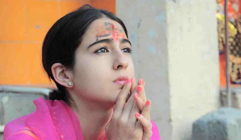Sara Ali Khan हिंदू मंदिरात गेल्यामुळे झाली ट्रोल