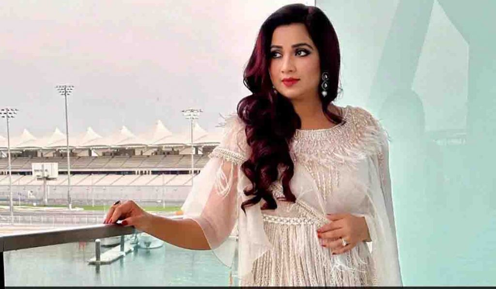 प्रसिद्ध गायिका Shreya Ghoshal कमावते तरी किती?